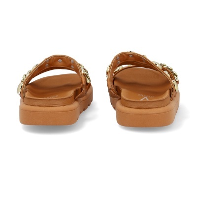 Sandálias castanho claro com fivelas metálicas douradas vistas de trás