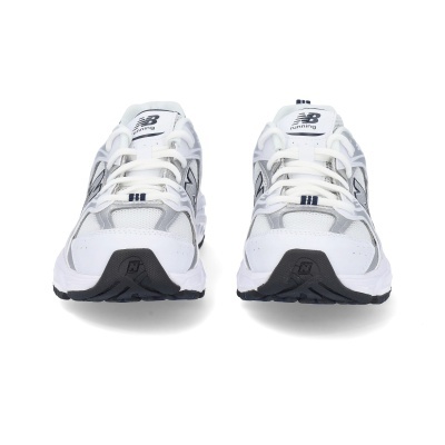 Ténis de corrida New Balance branco com detalhes cinza e preto