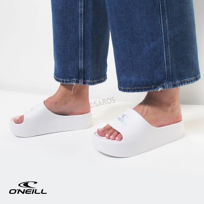 Sandálias plataforma brancas O'Neill com logo e calças de ganga azuis