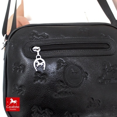 Mala preta com padrão de cavalos em relevo e etiqueta Cavalinho