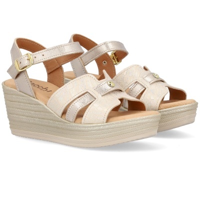 Sandálias de cunha bege claro com fecho de fivela dourada e sola de camadas