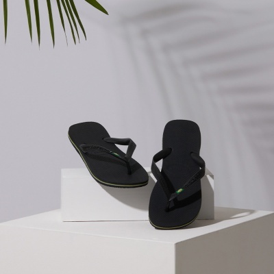 Chinelos pretos Havaianas com bandeira do Brasil em fundo branco