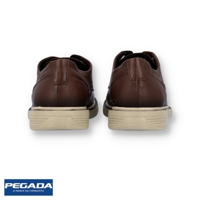 Sapatos castanhos de couro com sola branca vistos de trás