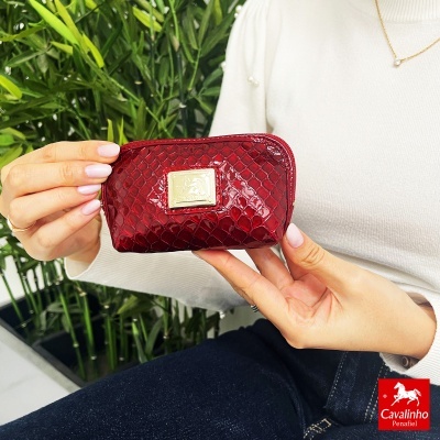 Carteira pequena vermelha padrão pele de crocodilo com etiqueta dourada e fecho em zíper