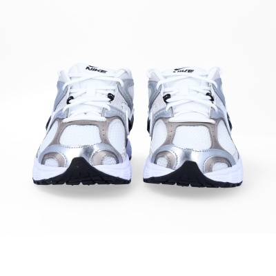 Par de ténis desportivos brancos com detalhes prateados e cinzentos e logótipo Nike