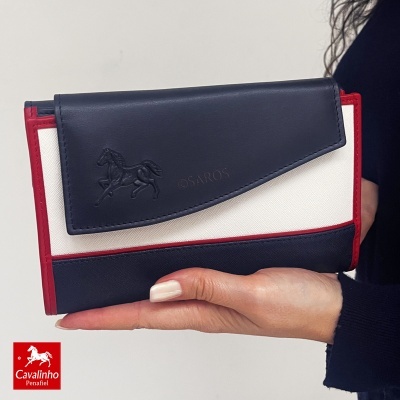 Carteira tri-color azul escuro, branco e vermelho em couro e tecido com relevo de cavalo e texto ©SAROS.