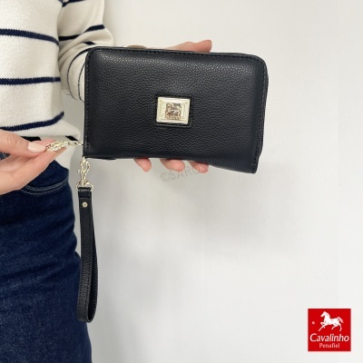 Carteira preta em pele Cavalinho Penafiel com fecho de correr e correia