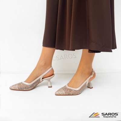 Sapatos de salto médio creme com padrão de malha entrelaçada e saia castanha
