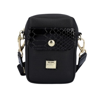 Mini mala preta com detalhe em verniz e alça preta