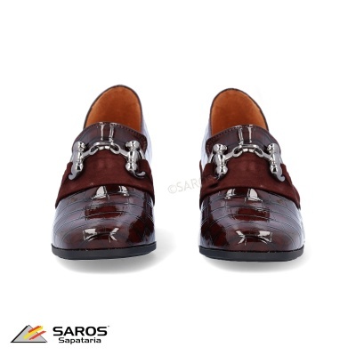 Sapatos mocassim masculinos em couro marrom com textura croco e detalhe metalizado