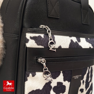 Mala preta com frontal estampado preto e branco e detalhes metálicos prateados