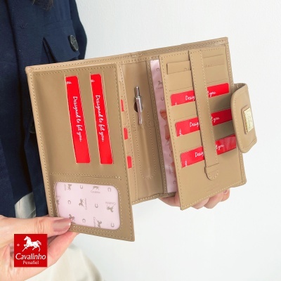 Carteira Cavalinho bege clara aberta com vários compartimentos e cartões