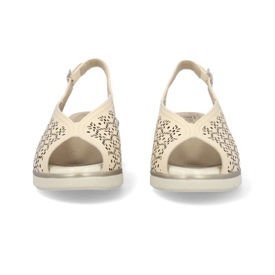 Sandálias bege com padrão perfurado, vista frontal