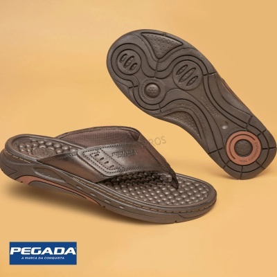 Chinelos masculinos PEGADA castanhos com sola antiderrapante e palmilha texturizada