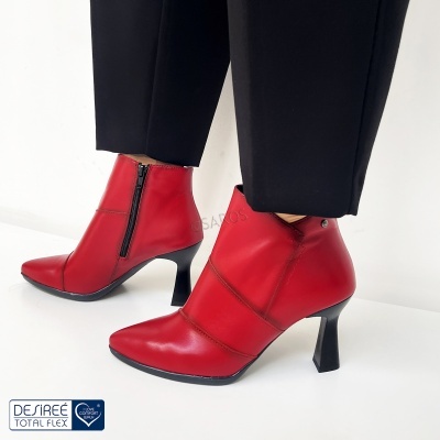 Botins vermelhos em pele com salto alto preto e fecho de correr lateral