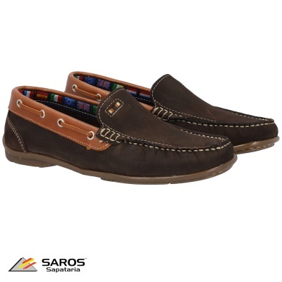 Mocassins masculinos castanhos com costuras e forro estampado em fundo branco