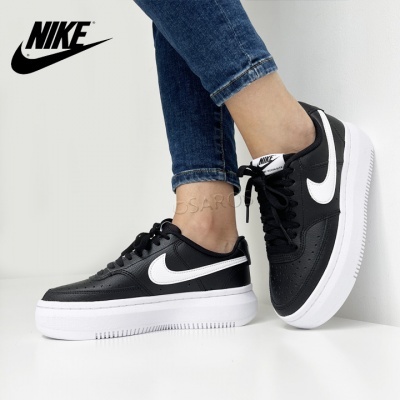 Sapatilhas Nike Air Force 1 pretas com símbolo Swoosh branco e sola branca