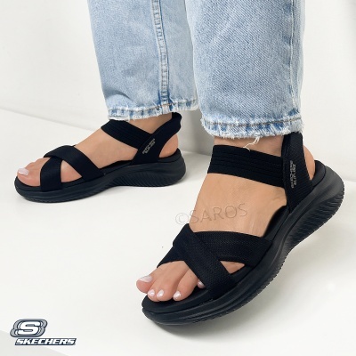 Sandálias pretas Skechers com tiras elásticas cruzadas e sola preta