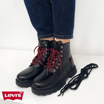 Botas pretas Levi's com atacadores vermelhos