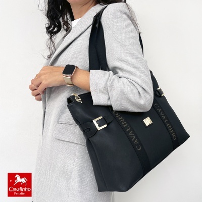 Bolsa preta Cavalinho com alças em tecido e fivelas douradas