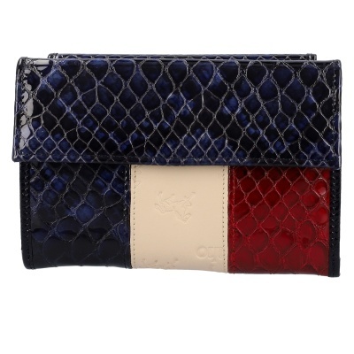 Carteira em pele azul, bege e vermelha com padrão de escama e logo em relevo