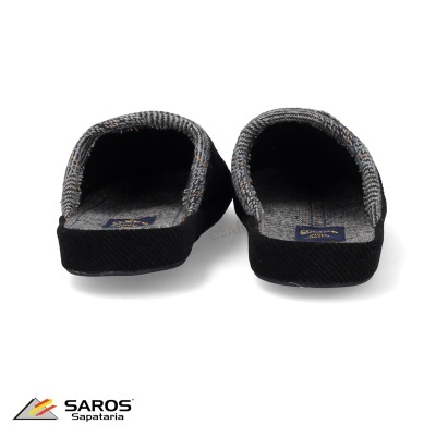 Chinelos masculinos cinzentos e pretos vistos de trás, com etiqueta azul no interior