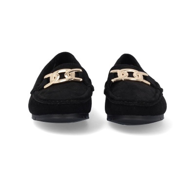 Mocassins pretos em camurça com detalhe dourado na parte frontal