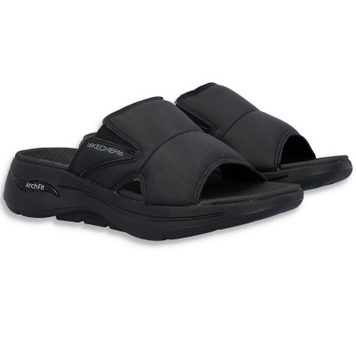 Sandálias masculinas pretas SKECHERS Arch Fit sobre fundo branco