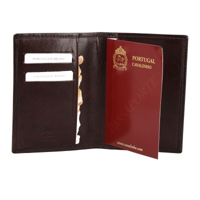 Carteira de pele castanha aberta com dois cartões e passaporte vermelho