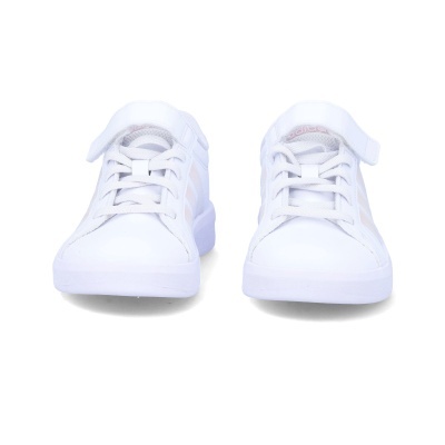 Par de sapatilhas brancas de criança com atacadores e tira de velcro adidas