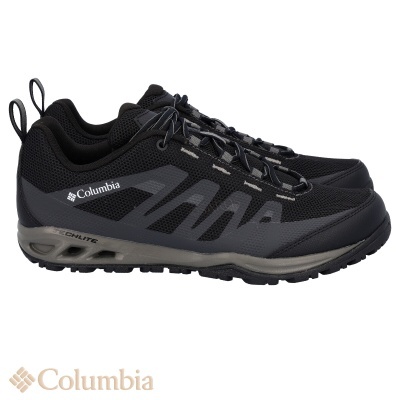 sapatilhas desportivas pretas Columbia com sola cinzenta em fundo branco