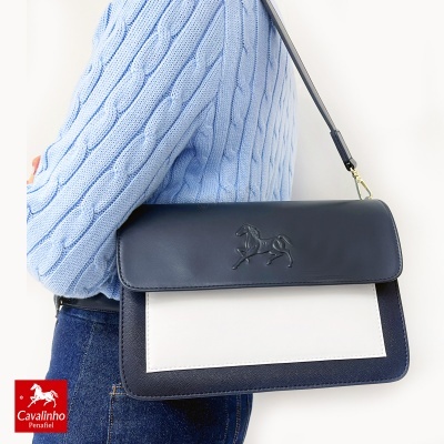 Mala de ombro Cavalinho Penafiel azul marinho, branco e azul escuro com logotipo de cavalo em relevo