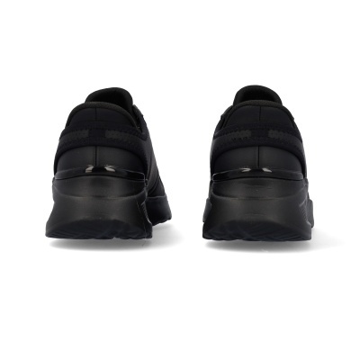 Sapatilhas pretas vistas de trás sobre fundo branco