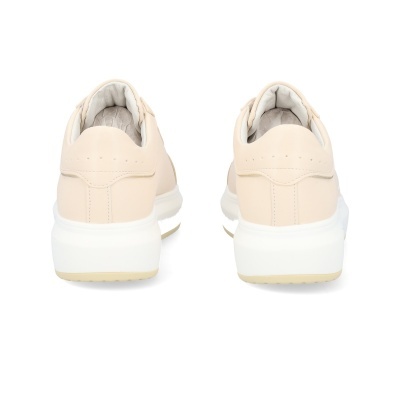 Sapatilhas creme femininas vistas de trás com sola branca