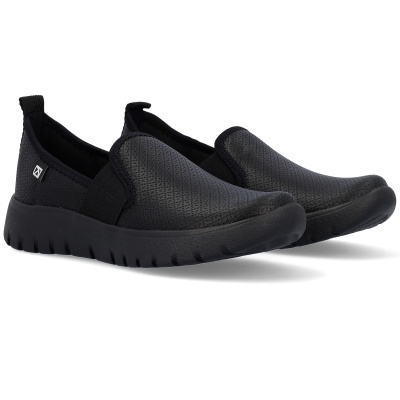 Ténis slip-on pretos com sola grossa e textura perfurada no topo