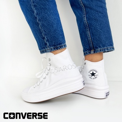 Ténis Converse All Star brancos com sola branca alta usados com calças de ganga azuis