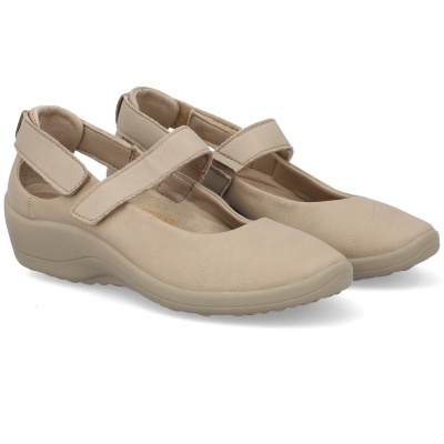 Sapatos femininos bege com tiras de velcro e sola de borracha