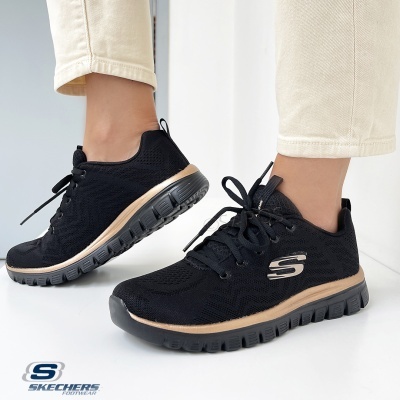 Ténis Skechers pretos com detalhes dourados e sola preta.