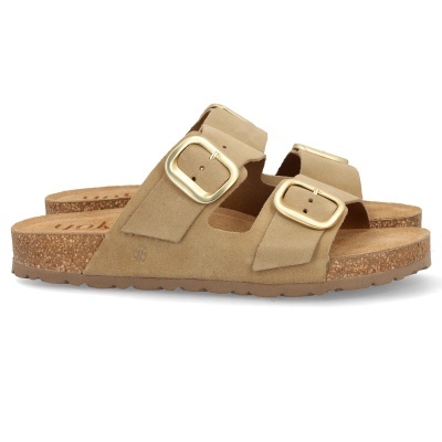 Sandálias castanhas de duas tiras com fivelas douradas grandes e sola de cortiça.