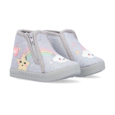 Pantufas infantis cinzentas com desenhos coloridos de arco-íris e estrelas