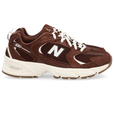 Ténis New Balance castanho e branco com sola ABZORB.
