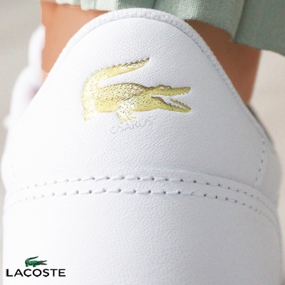 Sapato branco em pele com logo dourado Lacoste