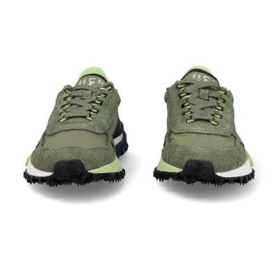 Sapatilhas verdes com sola preta e branca e detalhes de camurça