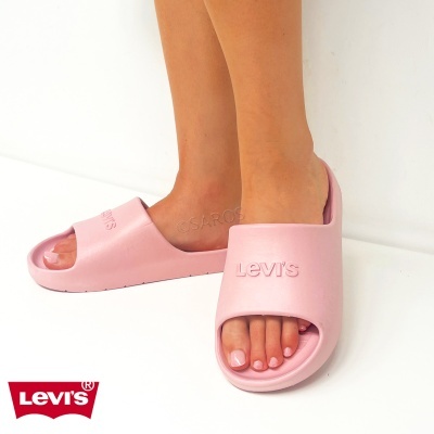 Chinelos cor-de-rosa Levis em plástico com logótipo em relevo e design aberto à frente