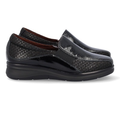 Sapatos mocassim pretos com combinação de verniz brilhante e textura entrelaçada