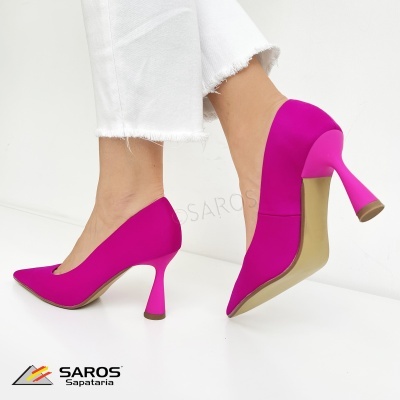 Sapatos de salto alto rosa fúcsia com calças brancas