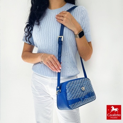 Bolsa de ombro azul Cavalinho com padrão tecido e laço