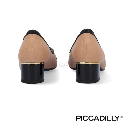 Sapatos de salto baixo bege e preto da marca Piccadilly vistos de trás
