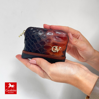 Carteira pequena em padrão pele de crocodilo, cor preto e castanho, com fecho dourado e logotipo CV.