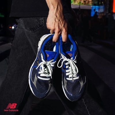 Sapatilhas azul e branco New Balance com cadarços brancos